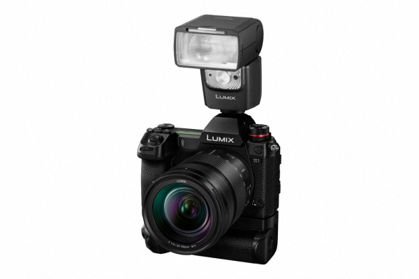 Eine schwarze Digitalkamera mit Blitz. Die Marke LUMIX ist sichtbar.