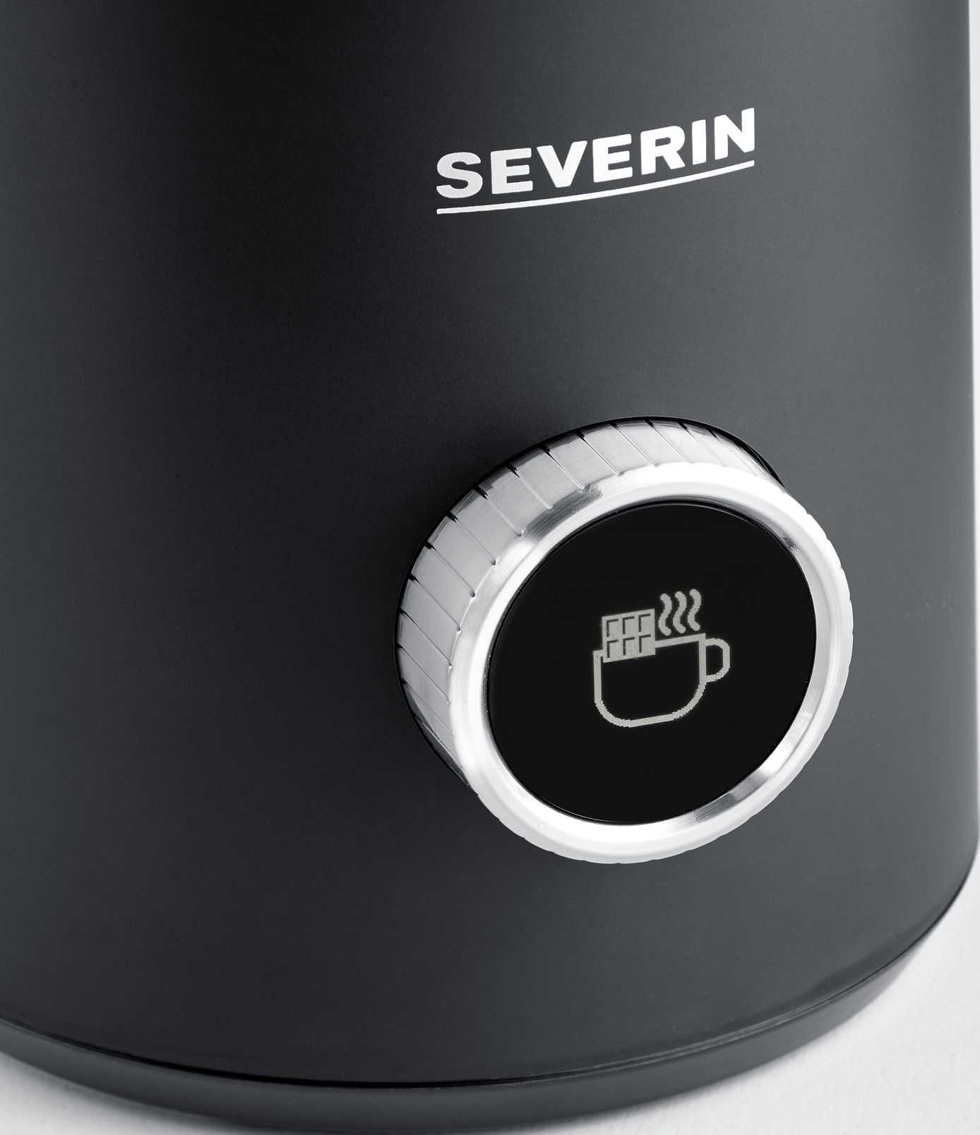 Nahaufnahme eines schwarzen Geräts mit der Marke 'SEVERIN'. Es hat ein silbernes Zifferblatt und einen Knopf mit einem Kaffeetassensymbol.