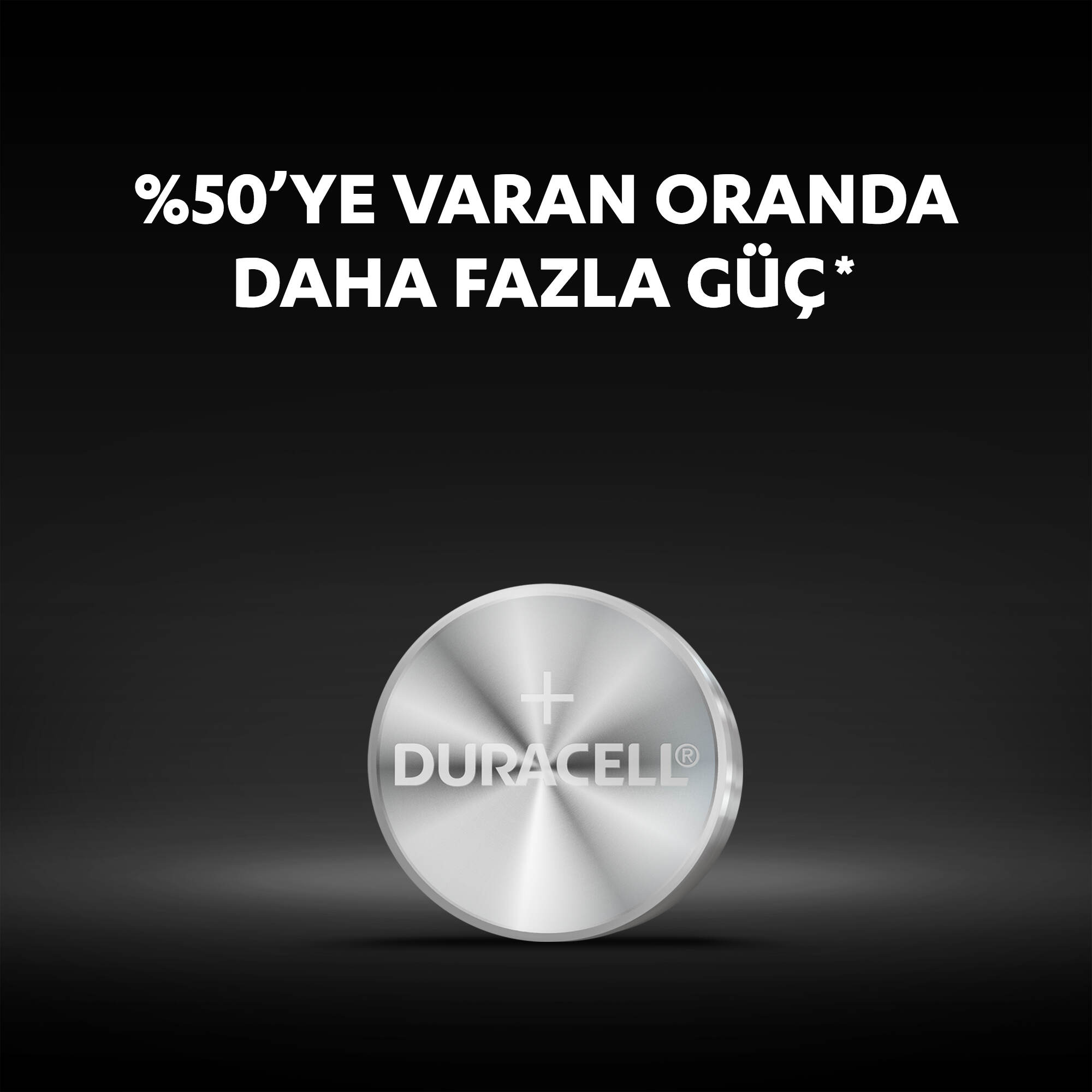 Siyah arka planda Duracell pil. Metin: "%50'YE VARAN ORANDA DAHA FAZLA GÜÇ*".