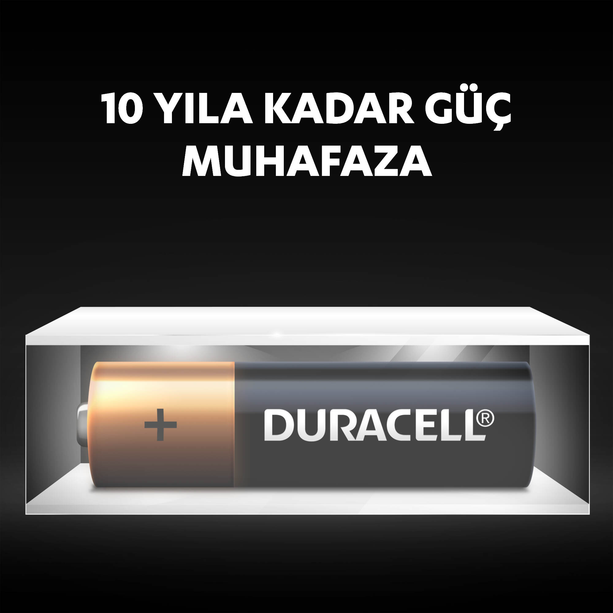 Bir vitrinde Duracell pil. Metin: “10 YILA KADAR GÜÇ MUHAFAZA”.