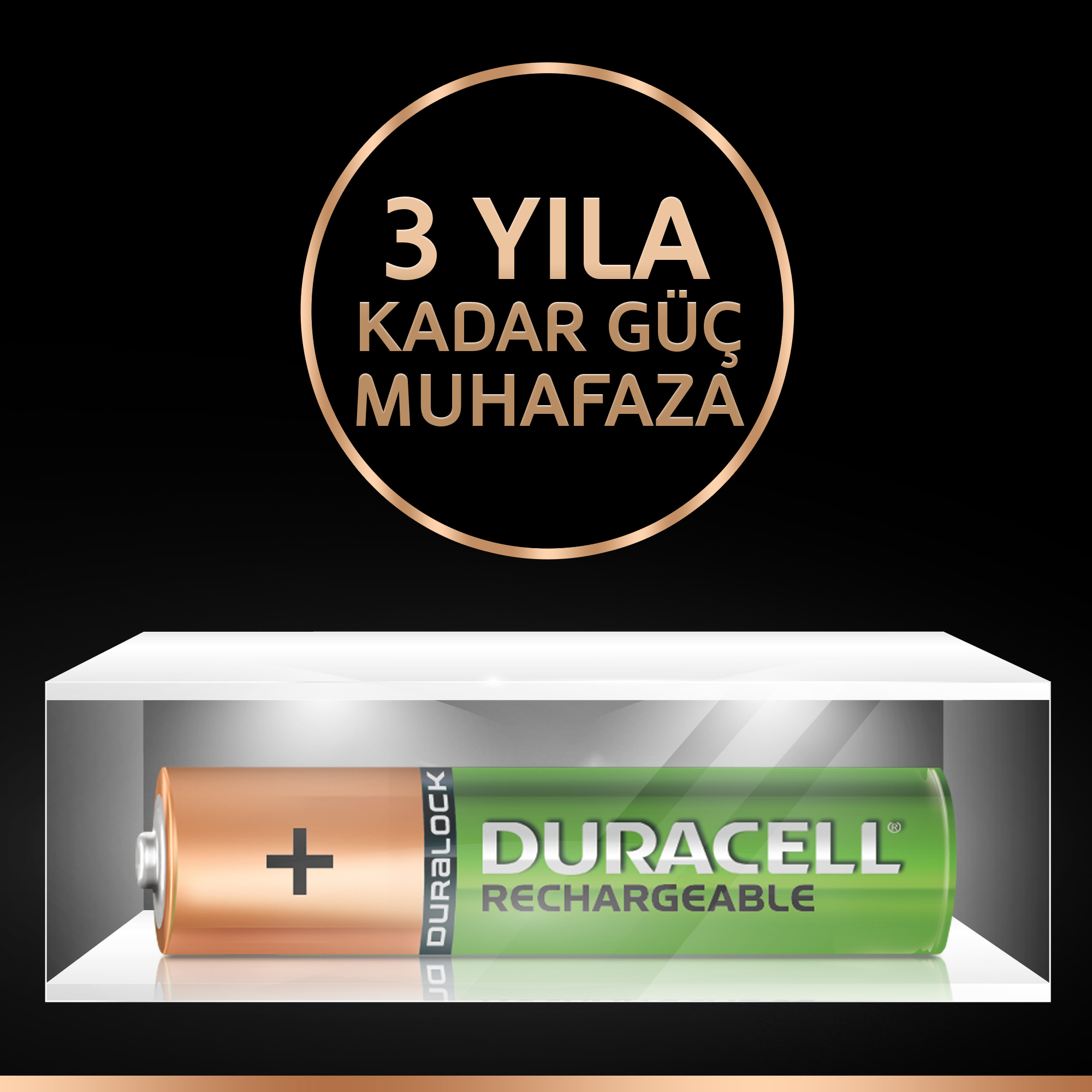 Bir vitrinde Duracell şarj edilebilir pil, 3 yıllık güç koruması yazısıyla.
