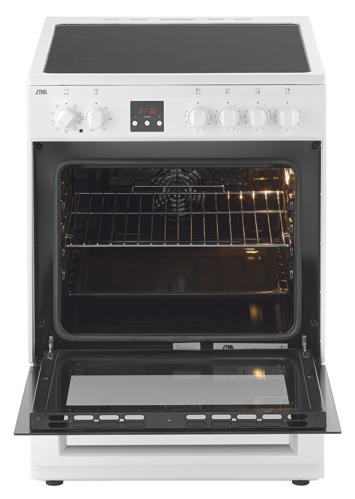 Een witte oven met de deur open, interieur zichtbaar en verlicht, met een digitale klok.