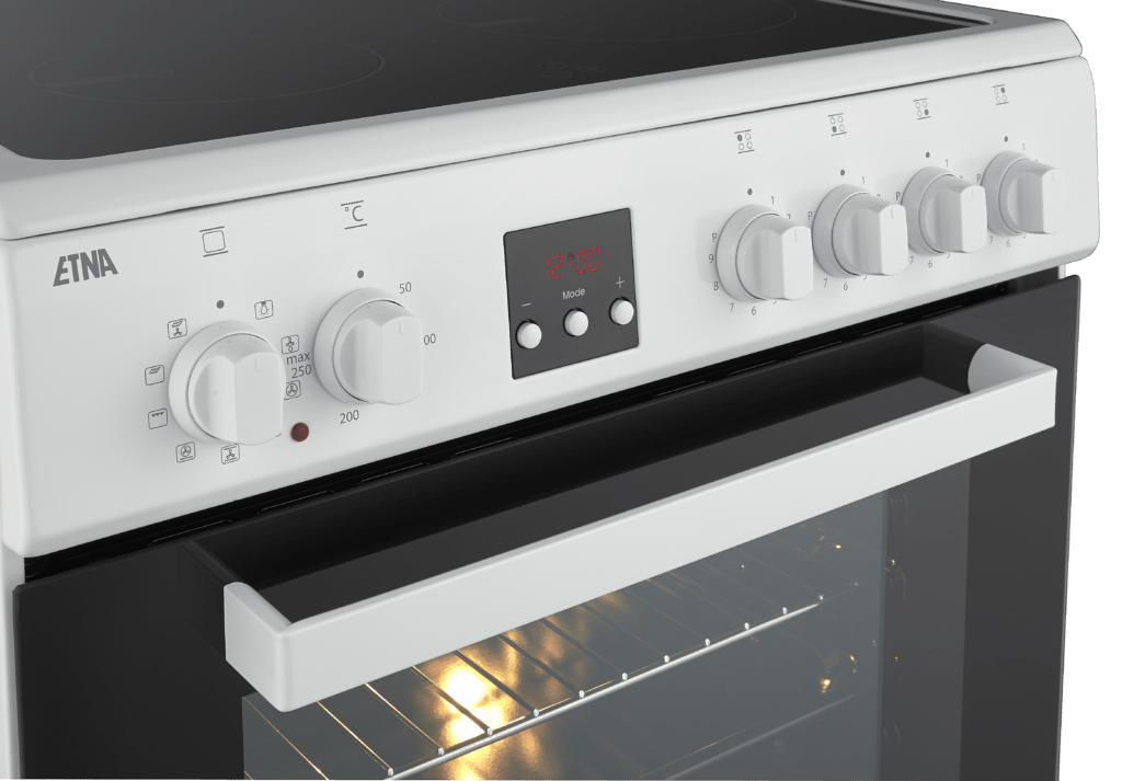 Een witte oven met een digitale klok, knoppen en een handvat. Het ovenlicht is aan.