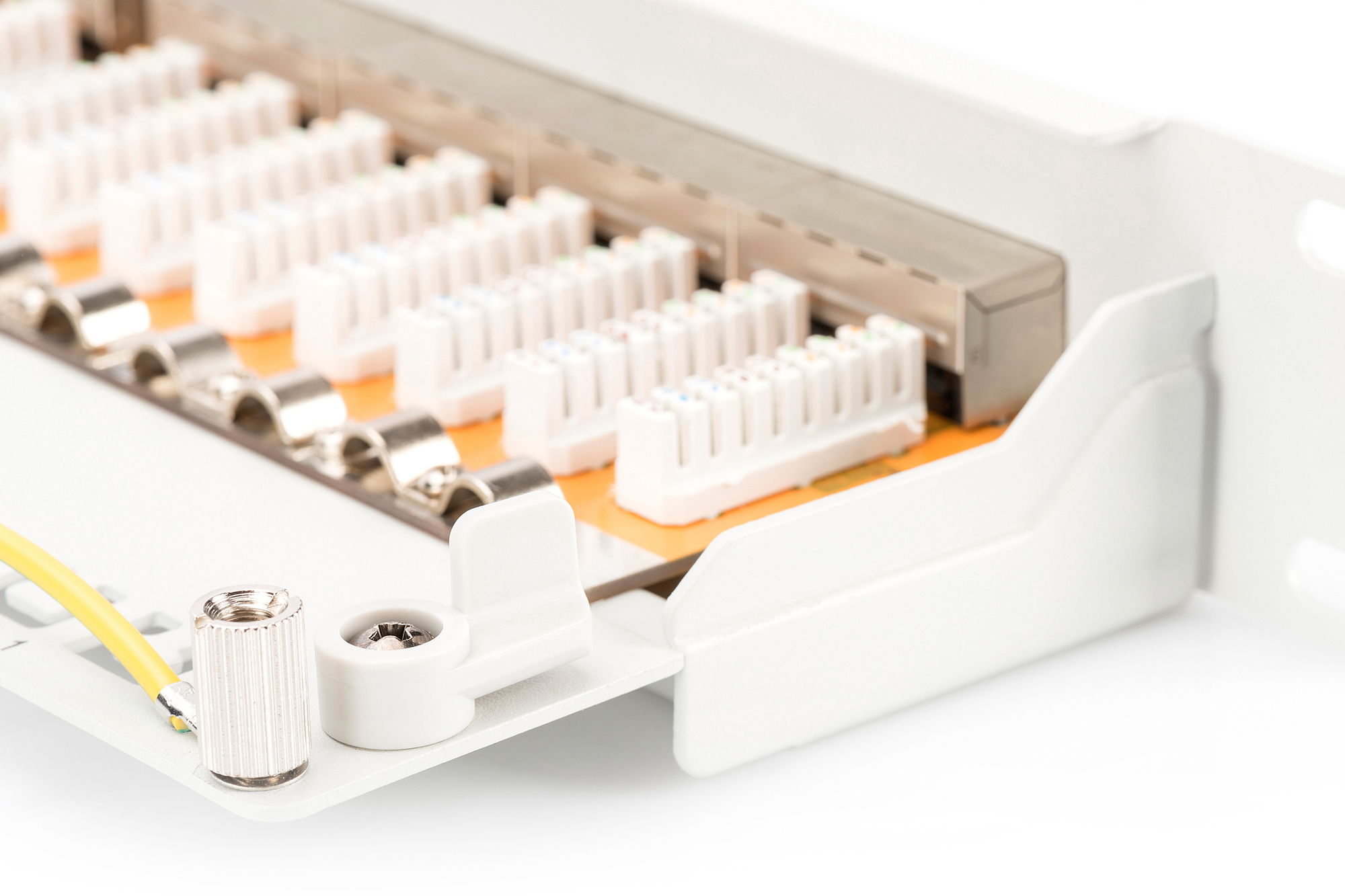 Ein weißes Patchpanel mit vielen Anschlüssen.