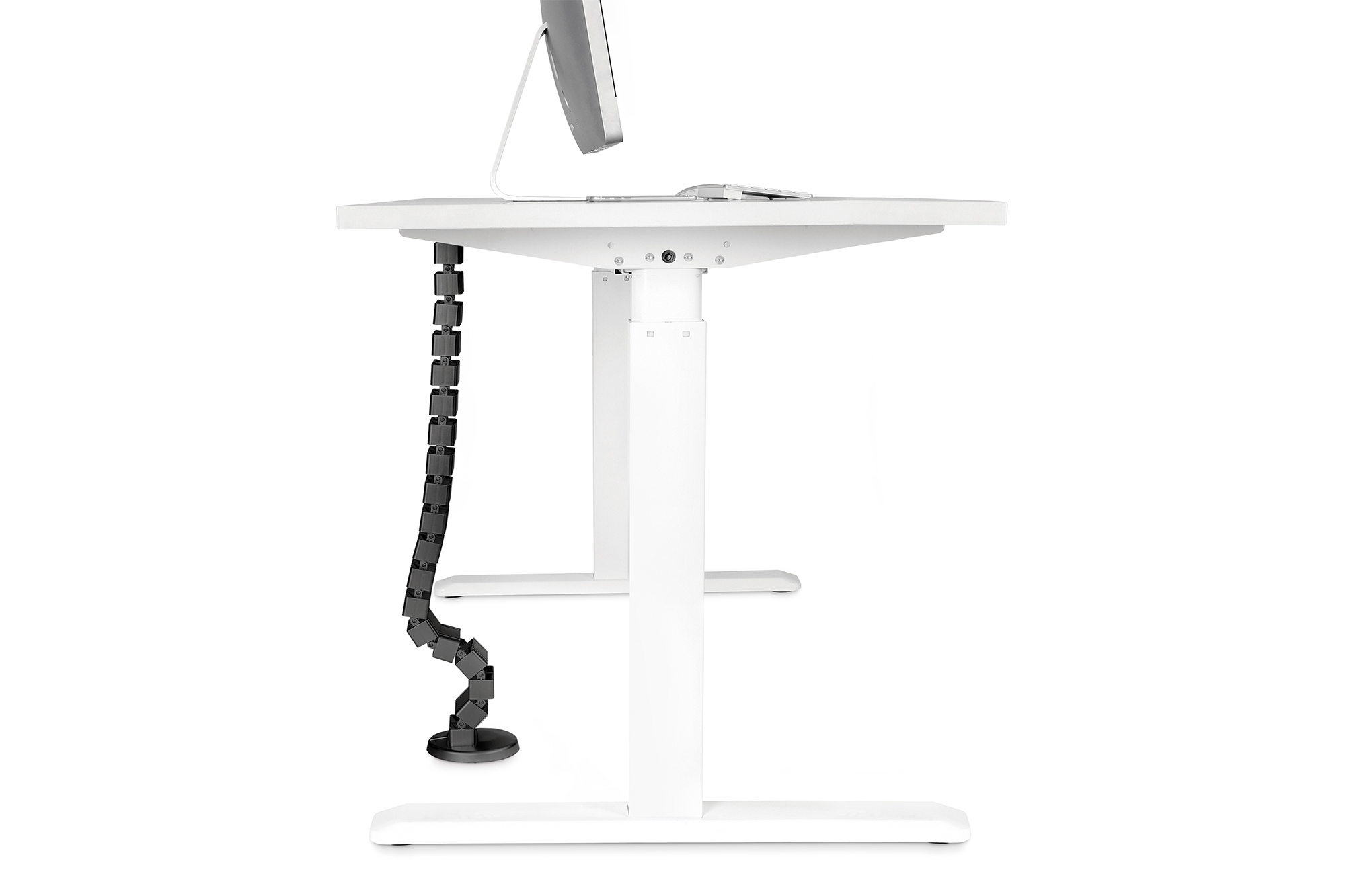 Ein weißer, höhenverstellbarer Schreibtisch mit Computermonitor und Kabelmanagementsystem.