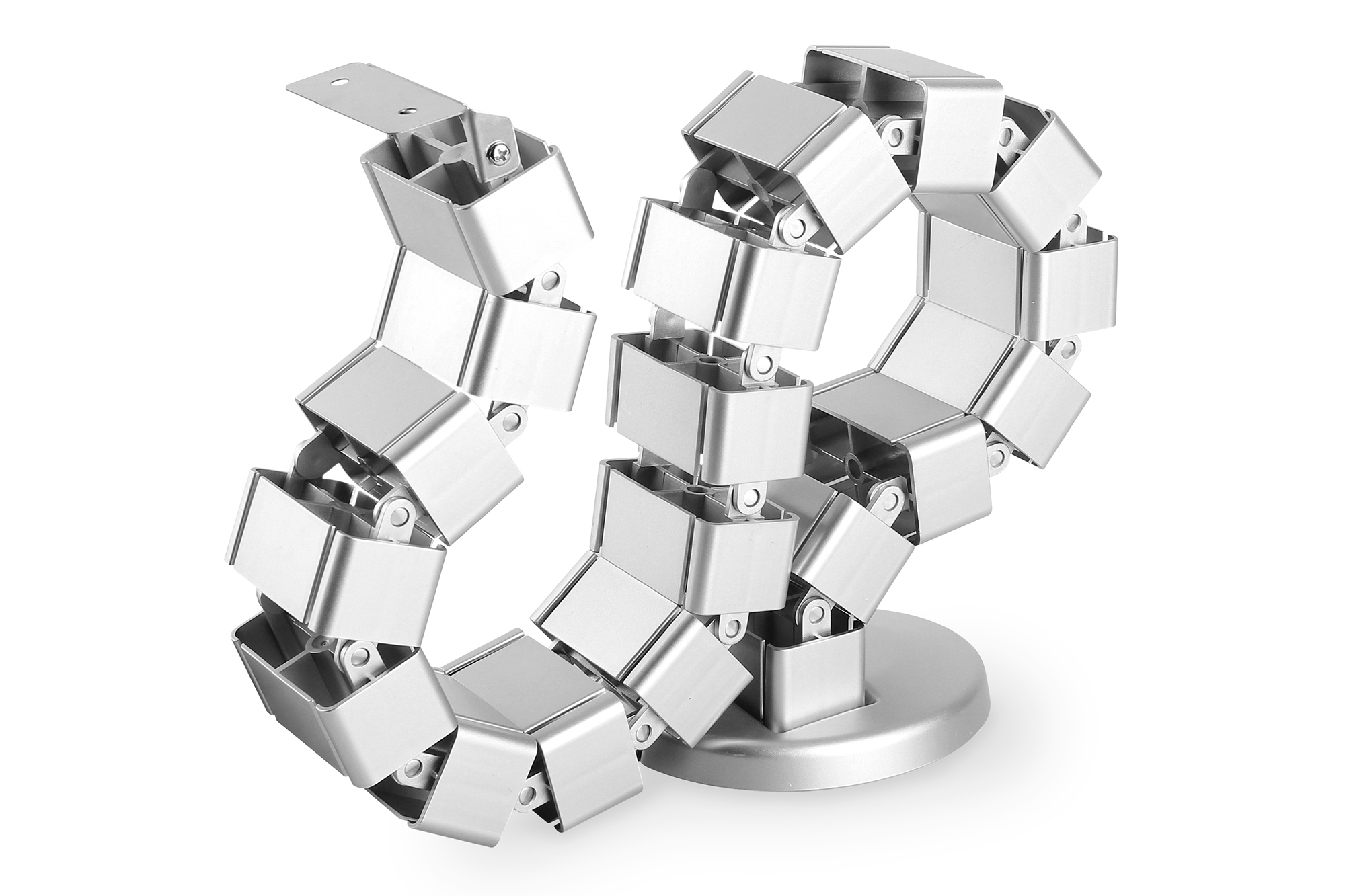 Silberner Kabelorganisator in gebogener Form auf weißem Hintergrund. Metallwürfel.