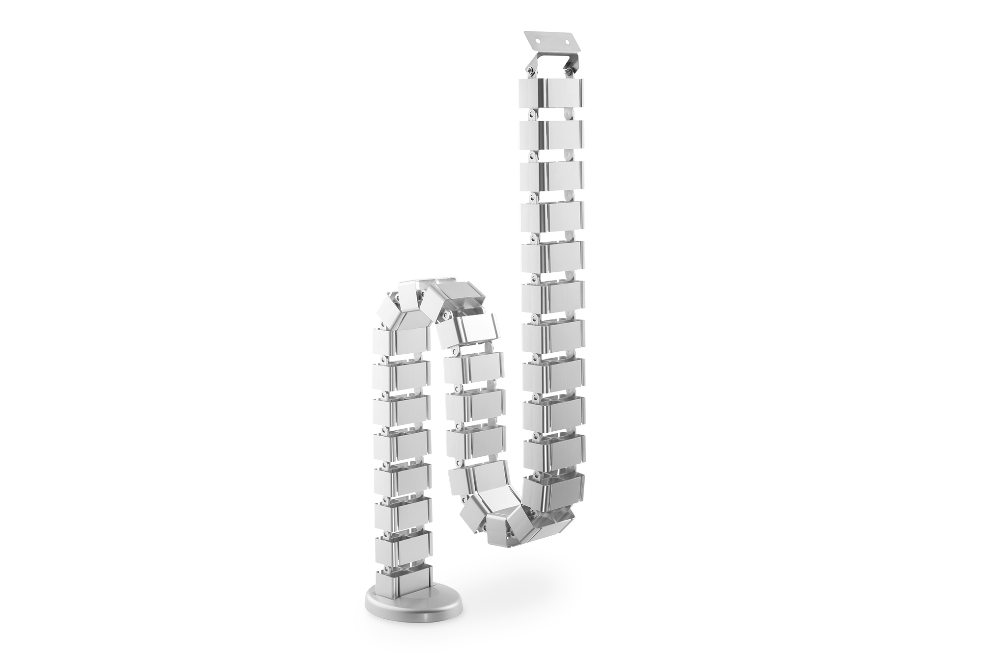 Eine Metall-Kabelkette in wellenförmiger Form auf weißer Oberfläche.