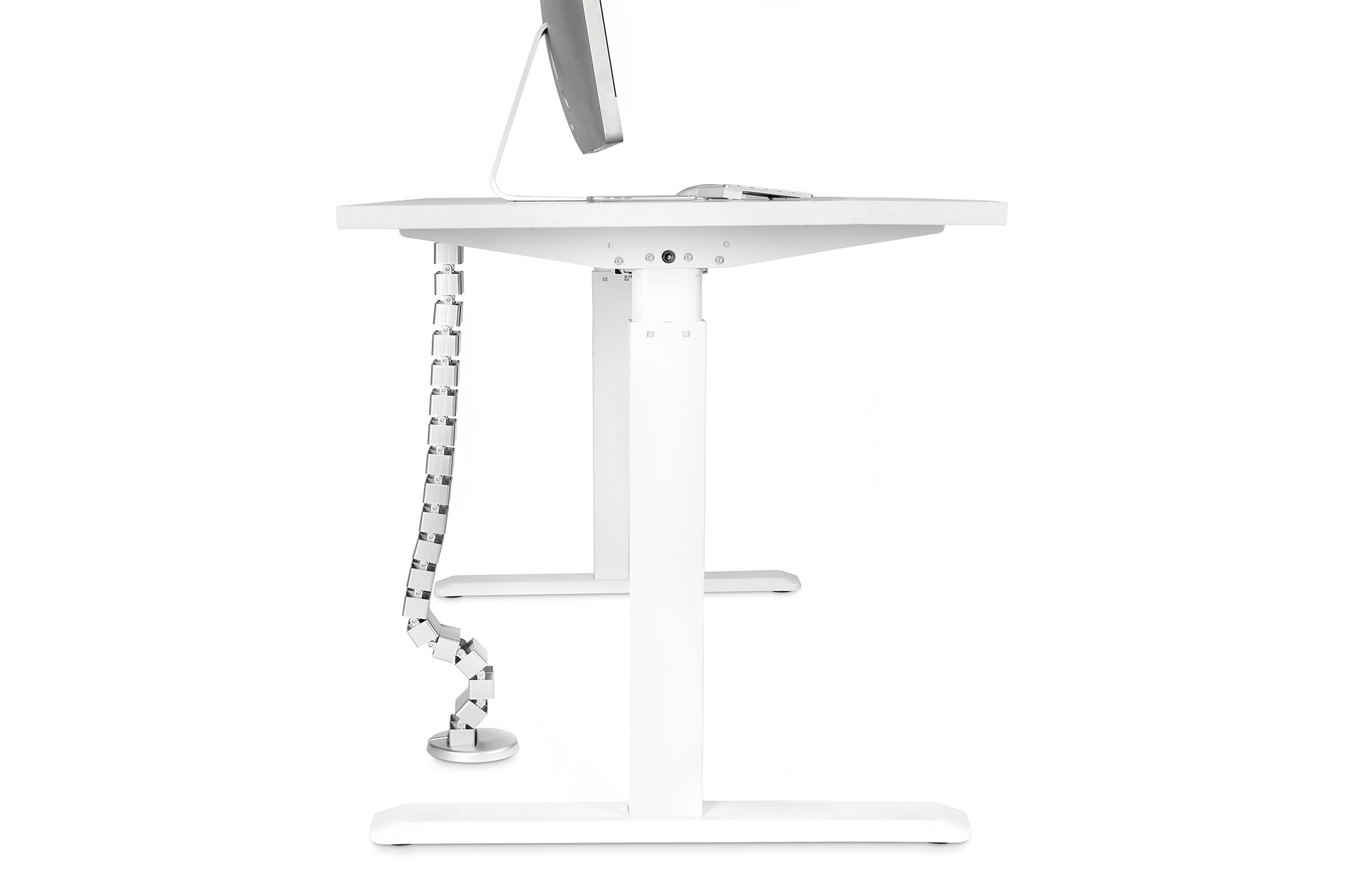 Weißer, höhenverstellbarer Schreibtisch mit Kabelkette, Monitor, Tastatur, weißer Hintergrund.