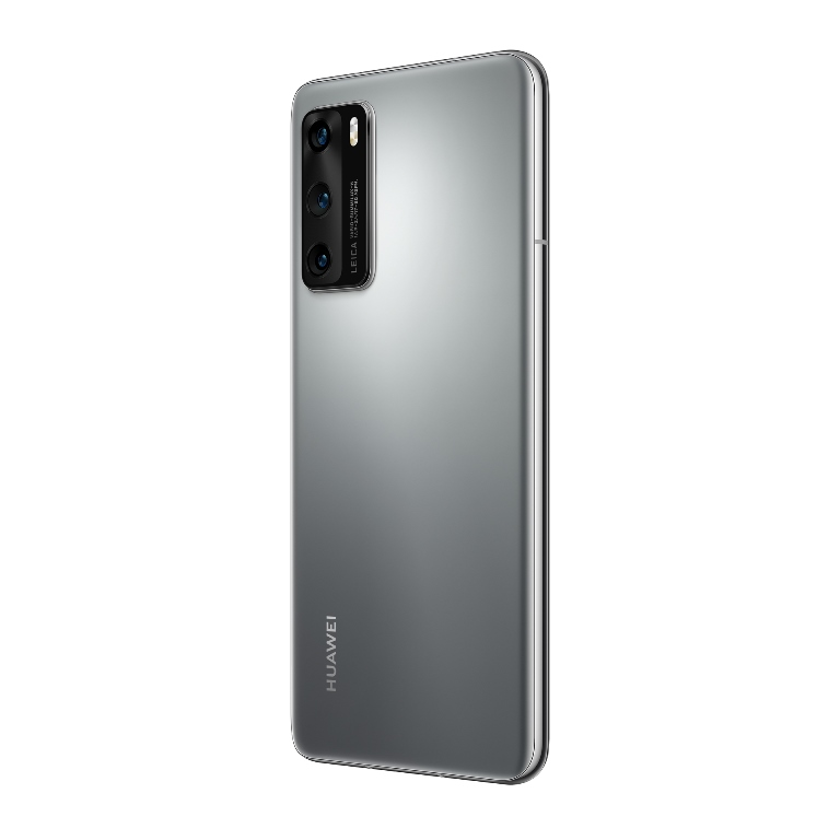 Teléfono Huawei plateado en su parte trasera, mostrando tres cámaras.