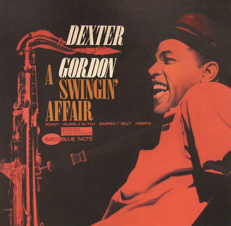 Album borító: Dexter Gordon, A Swingin' Affair. Egy férfi szaxofonnal.