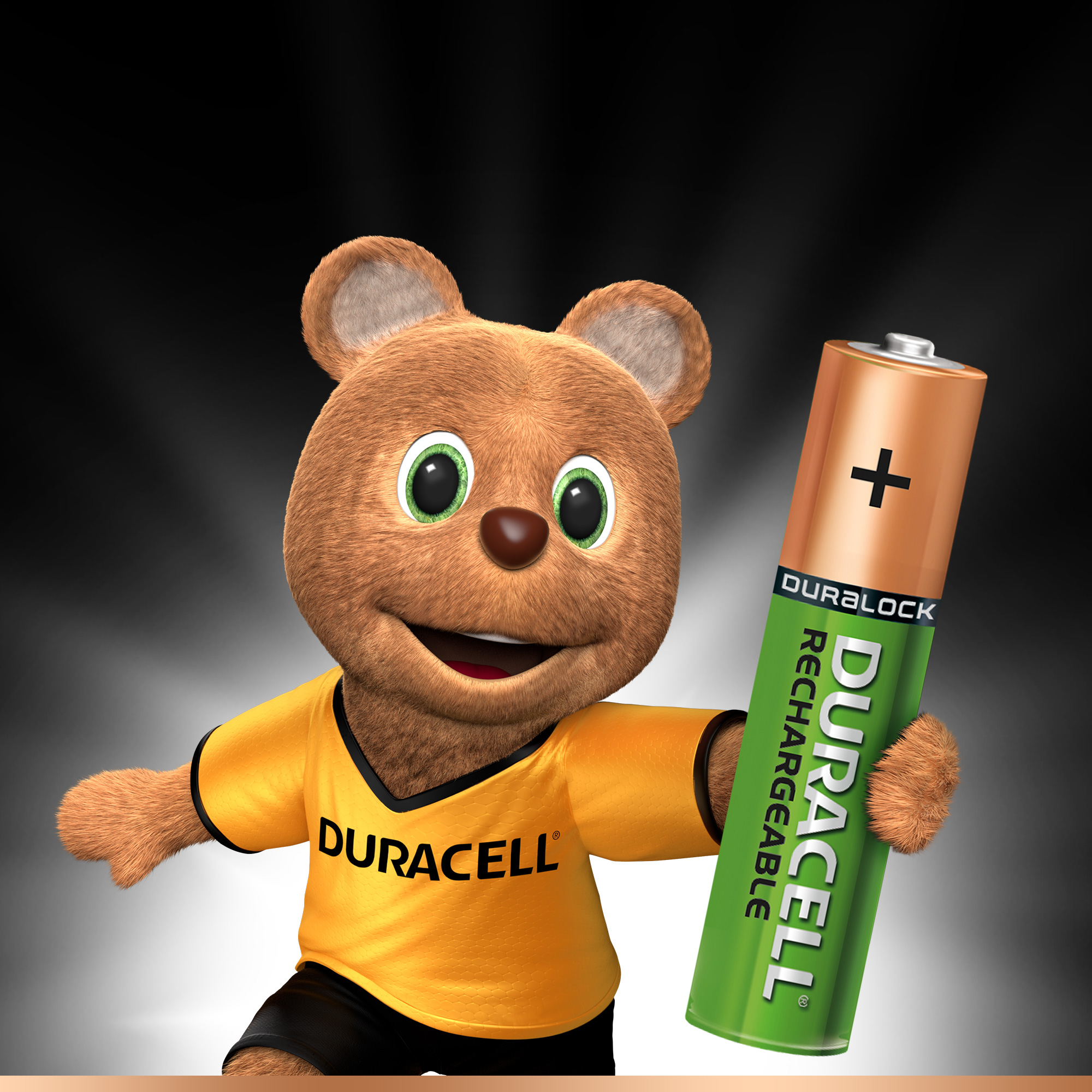 Ayı benzeri Duracell maskotu, bir Duracell Şarj Edilebilir pil tutuyor.