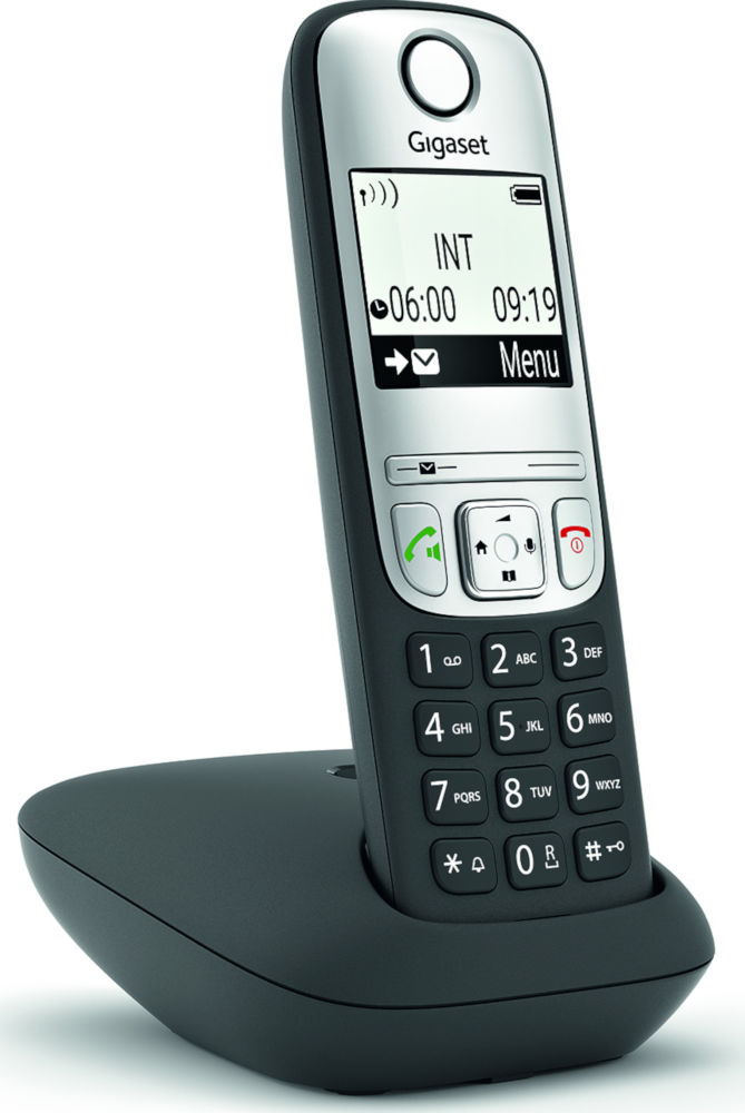 Un téléphone sans fil Gigaset sur sa base de chargement. L'écran affiche l'heure, la date et les options du menu.