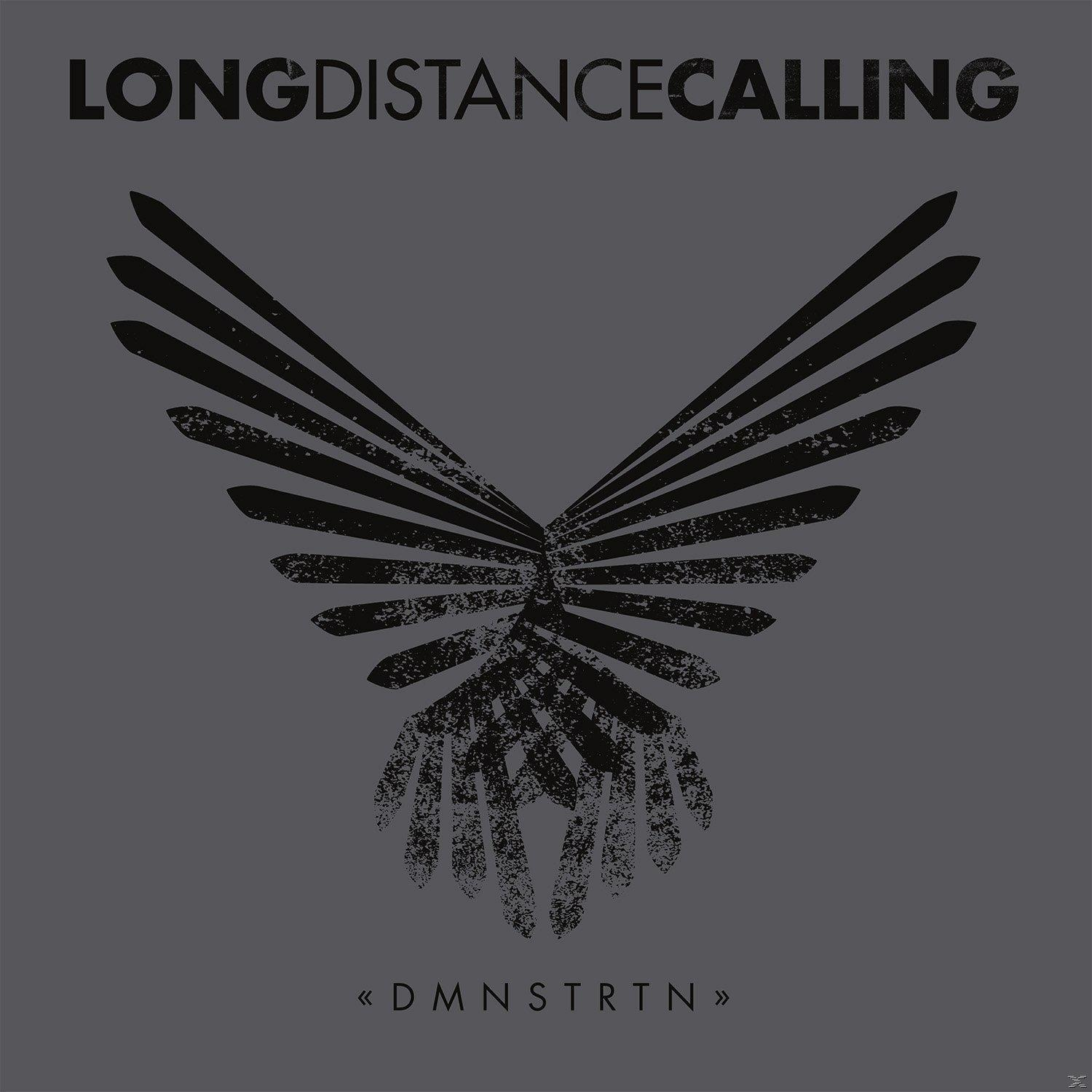 Album borító fekete madár mintával, a 'LONGDISTANCECALLING' és 'DMNSTRTN' szavakkal.