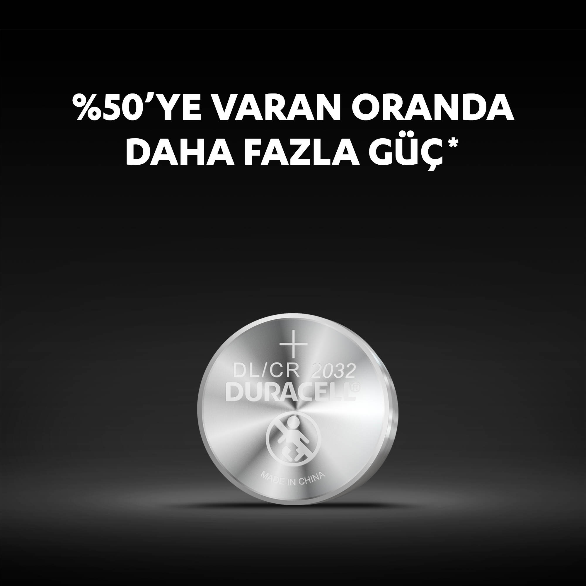 Metinli madeni para pil. Üst: %50'YE VARAN ORANDA DAHA FAZLA GÜÇ*. Alt: DL/CR 2032 DURACELL.