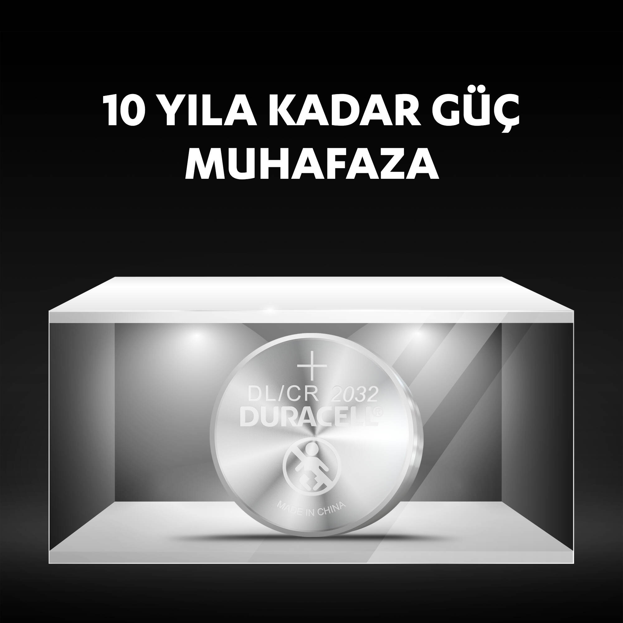 Bir vitrinde bir pil ve şu metin: 10 YILA KADAR GÜÇ MUHAFAZA.