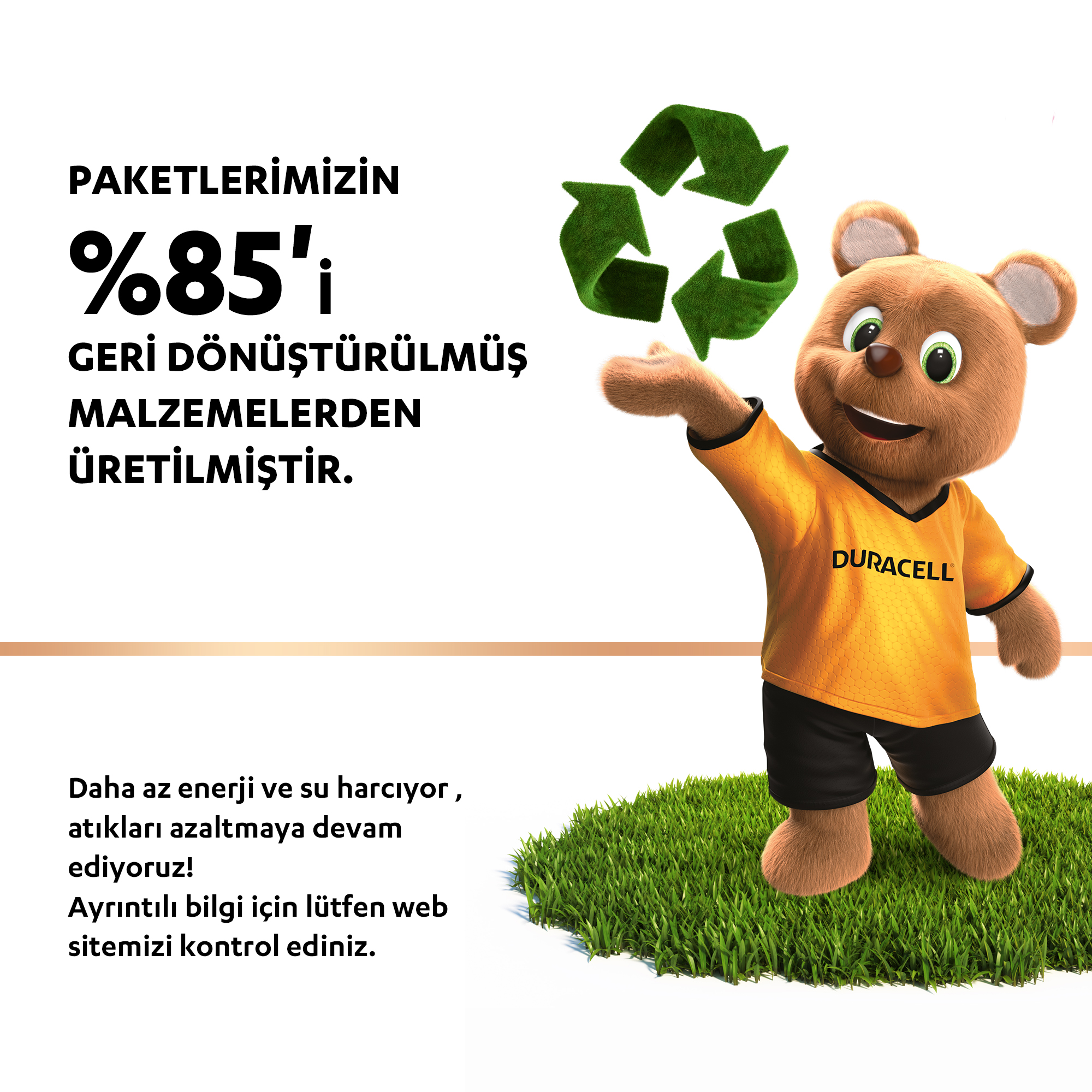 Geri dönüşüm sembolü, Türkçe metin ve yeşil çimler ile Duracell ayı çizgi filmi.