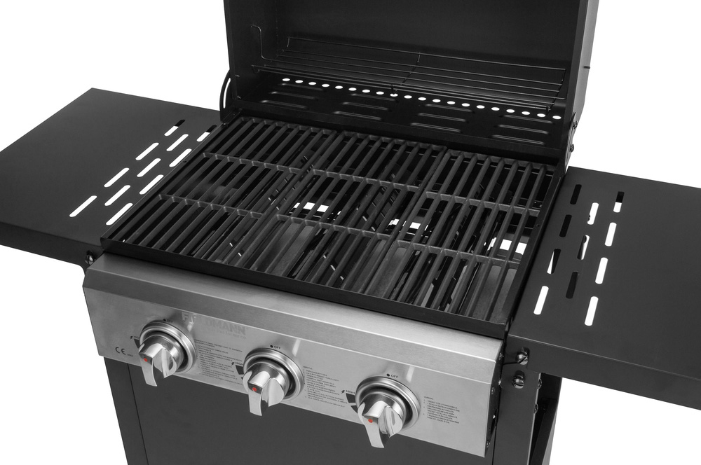 Gázgrill fekete ráccsal és oldalsó asztalokkal. A fedél nyitva.