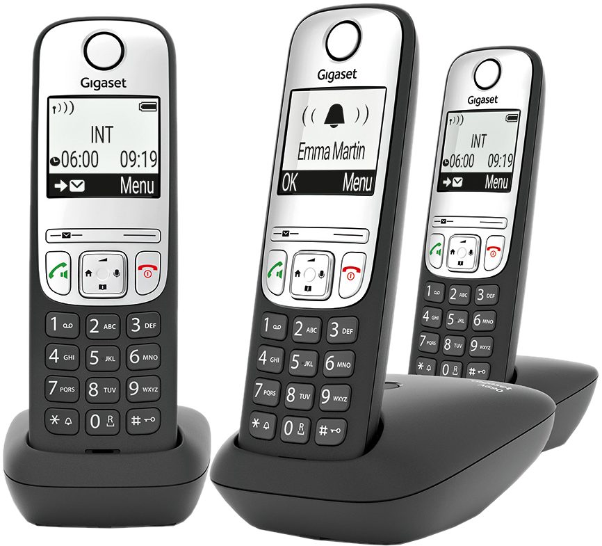 Trois téléphones sans fil Gigaset dans leurs bases de chargement. Tous les téléphones ont des écrans et des boutons.