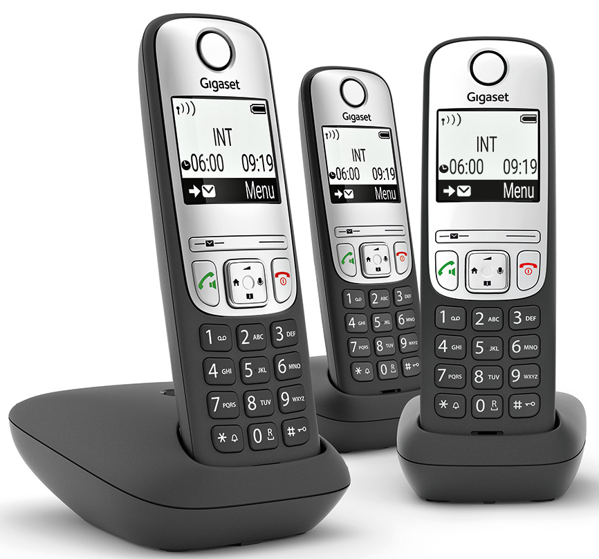 Trois téléphones sans fil Gigaset noirs et argentés avec bases de chargement. Les écrans affichent l'heure et les options de menu.