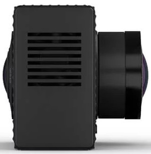 Een zwarte camera met een lens en ventilatiestrepen.