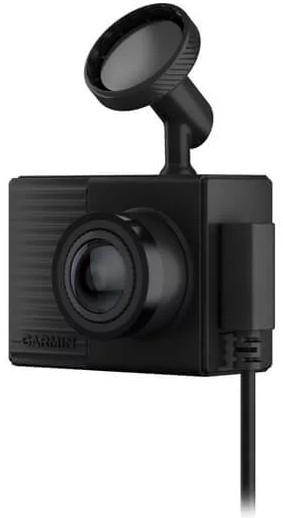 Zwarte dashcam met een kleine ronde lens en een zwarte kabel, schuine weergave. Het staat op een wit oppervlak.