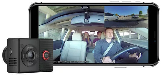 Een telefoon toont een auto-interieur met bestuurder, passagiers en een dashcam. Camera links.
