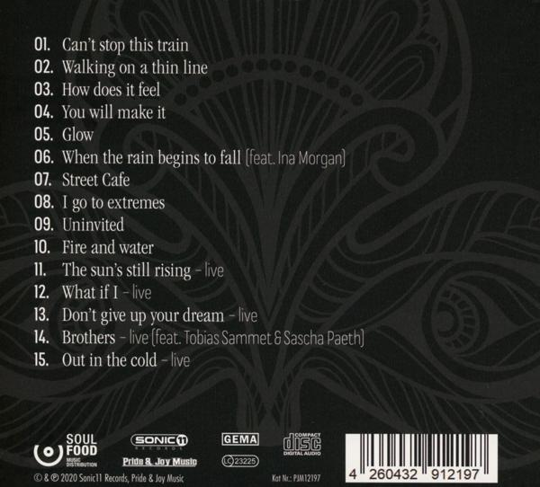 Rückseite eines CD-Covers mit einer Titelliste. Der Hintergrund ist schwarz mit einem weißen Blumendesign.