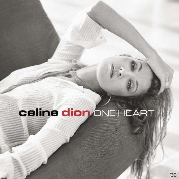 Celine Dion egy széken fekszik, csíkos inget visel.