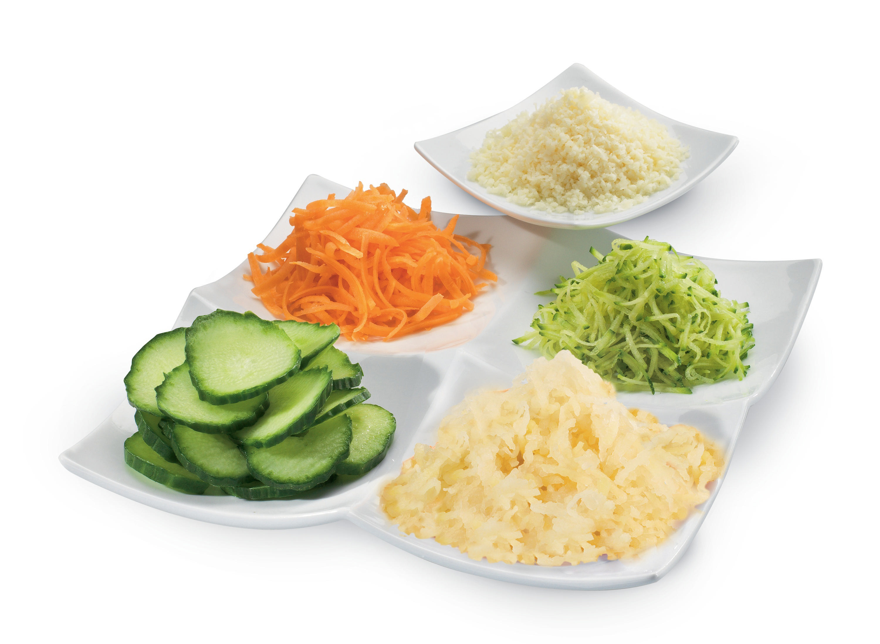 Ein weißes Tablett mit gehackten Karotten, Gurken, Zucchini und Käse.