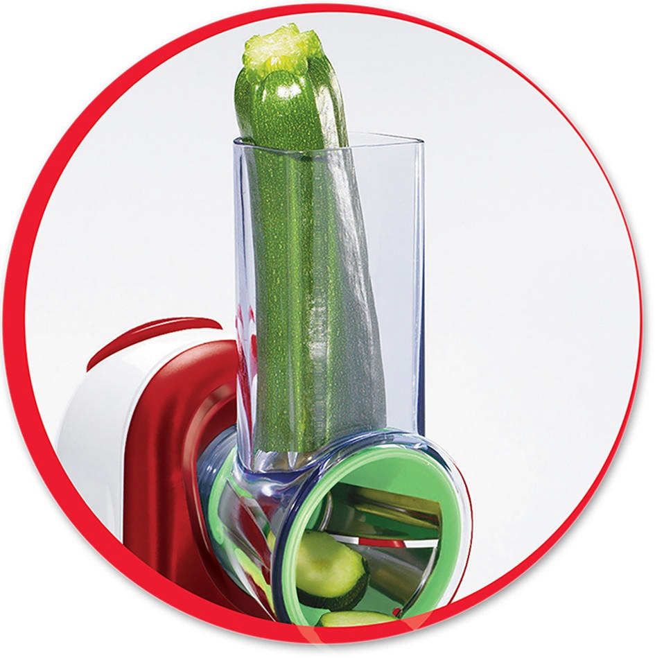 Zucchini, die von einem rot-weißen Küchengerät von Moulinex zerkleinert wird.