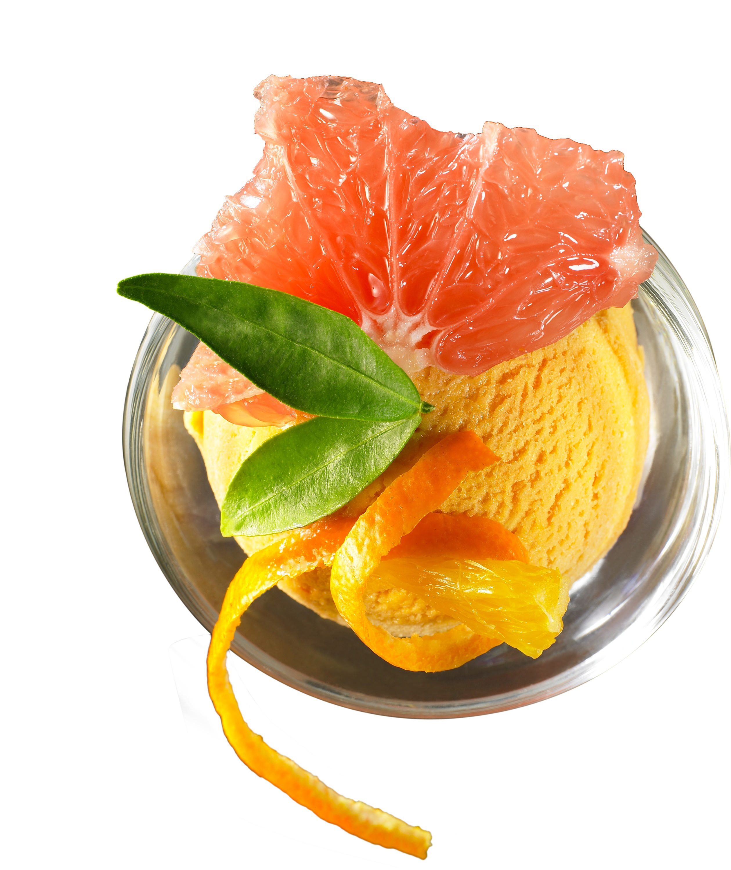 Eiscreme in einer Glasschale mit Grapefruit und Orangenschale garniert.