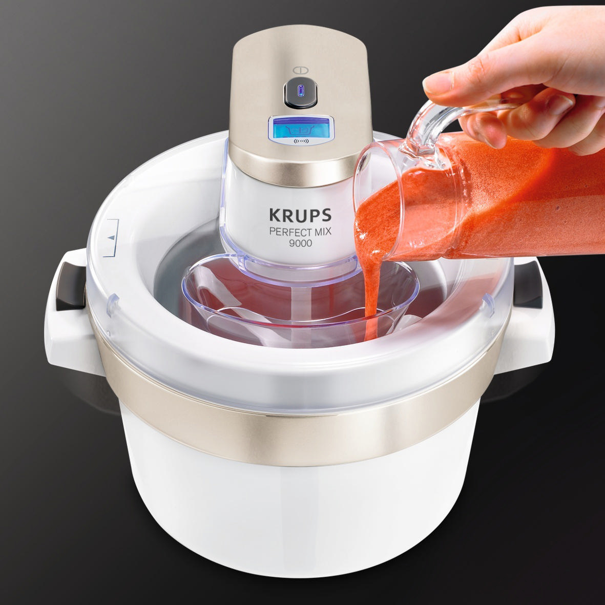 Krups Perfect Mix 9000 Eismaschine, Person gießt rote Flüssigkeit in die Schüssel.