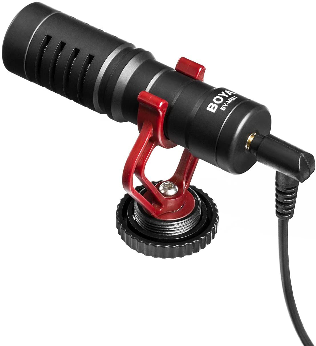 Een zwarte Boya-microfoon met een rode shockmount en een aangesloten zwarte kabel.