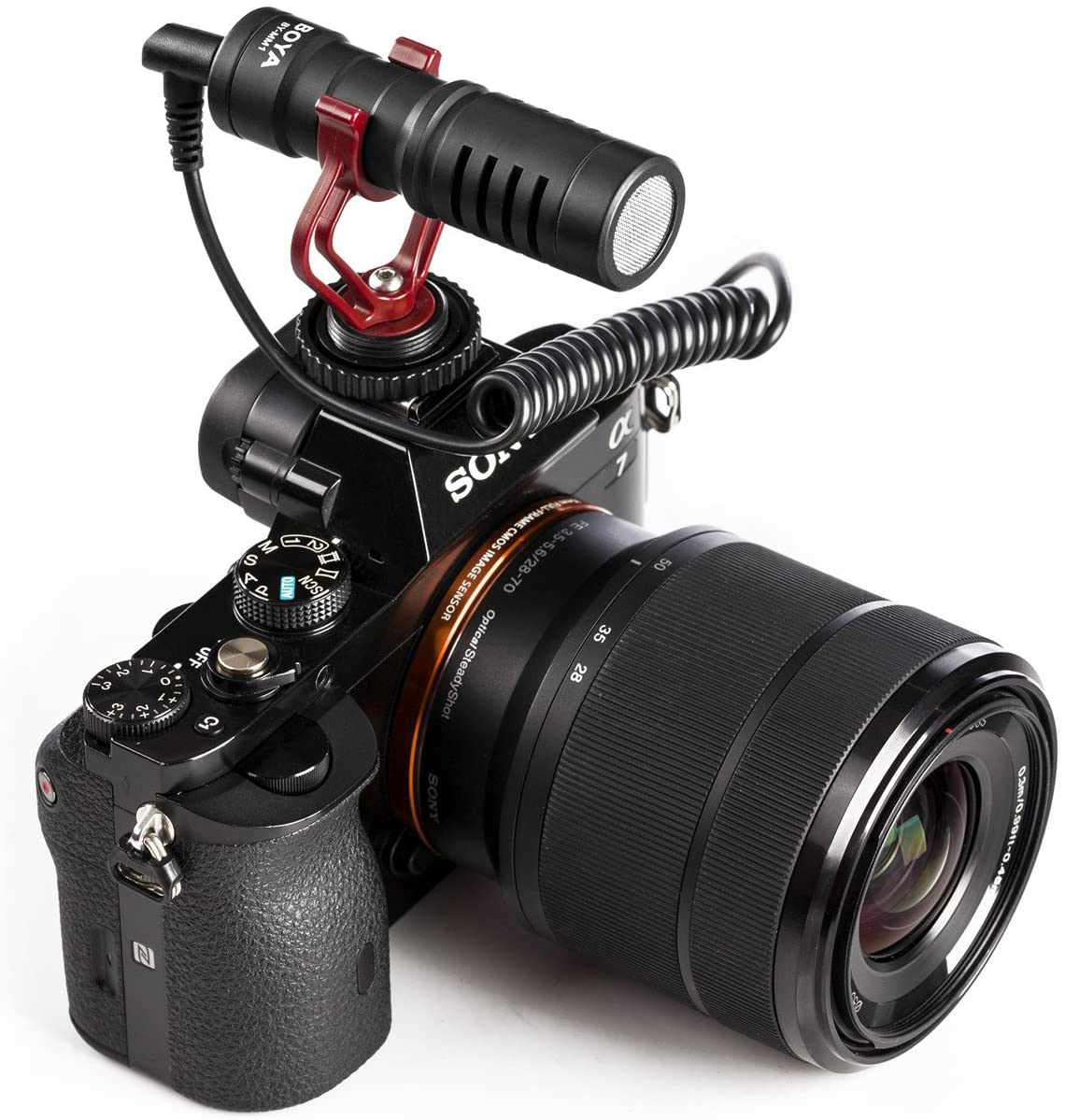 Een camera met een microfoon en een lens bevestigd, omhoog gekanteld.