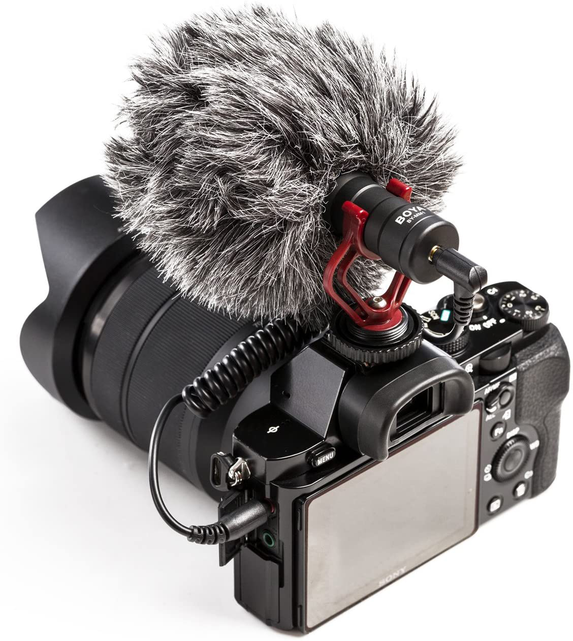 Zwarte camera met een microfoon bevestigd. De microfoon is bedekt met zwart-witte vacht.