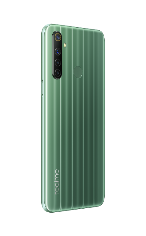 Teléfono Realme verde, mostrando la parte trasera con varias cámaras.