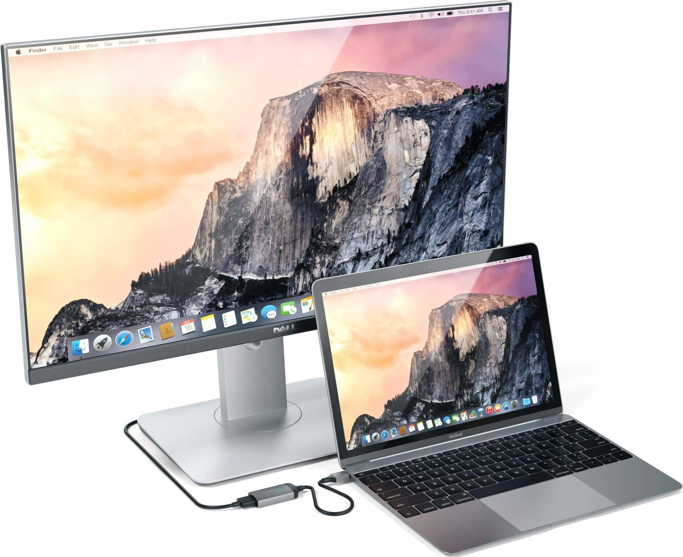 Moniteur et ordinateur portable, montrant un paysage de montagne.