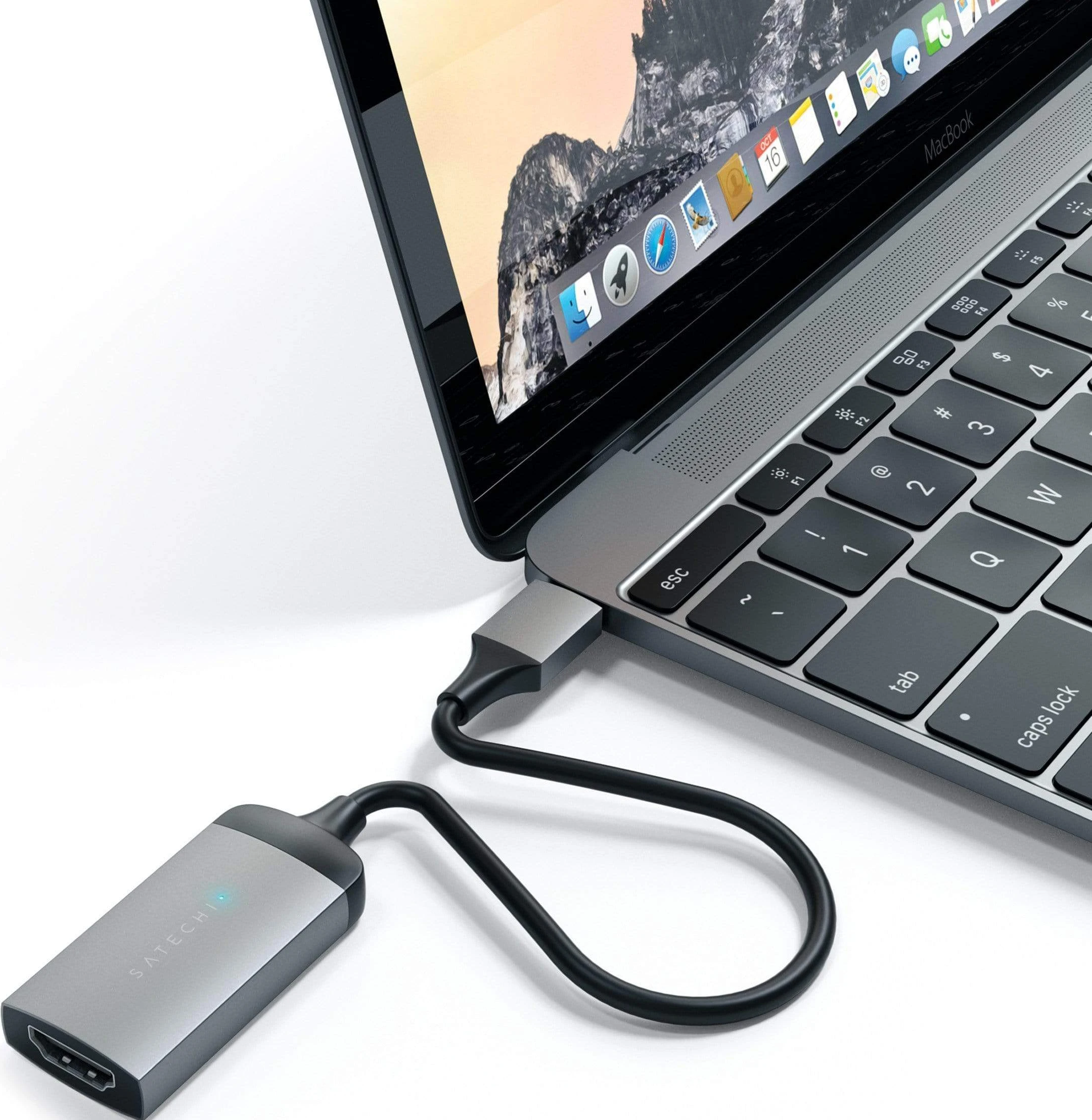 Un ordinateur portable connecté à un adaptateur HDMI.