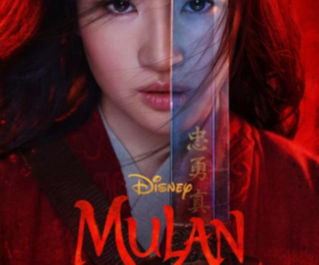 Filmplakát: Mulan. Egy nő arca fele, egy kard fele. Piros háttér.