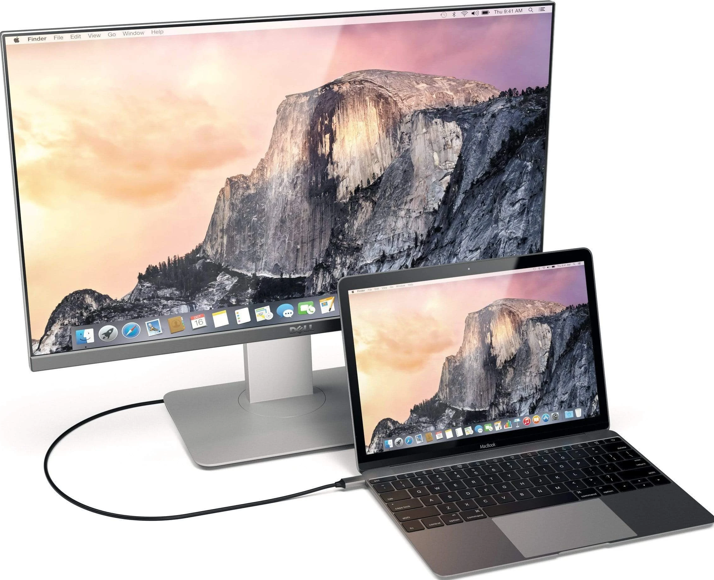 Monitor und Laptop zeigen eine Berglandschaft.