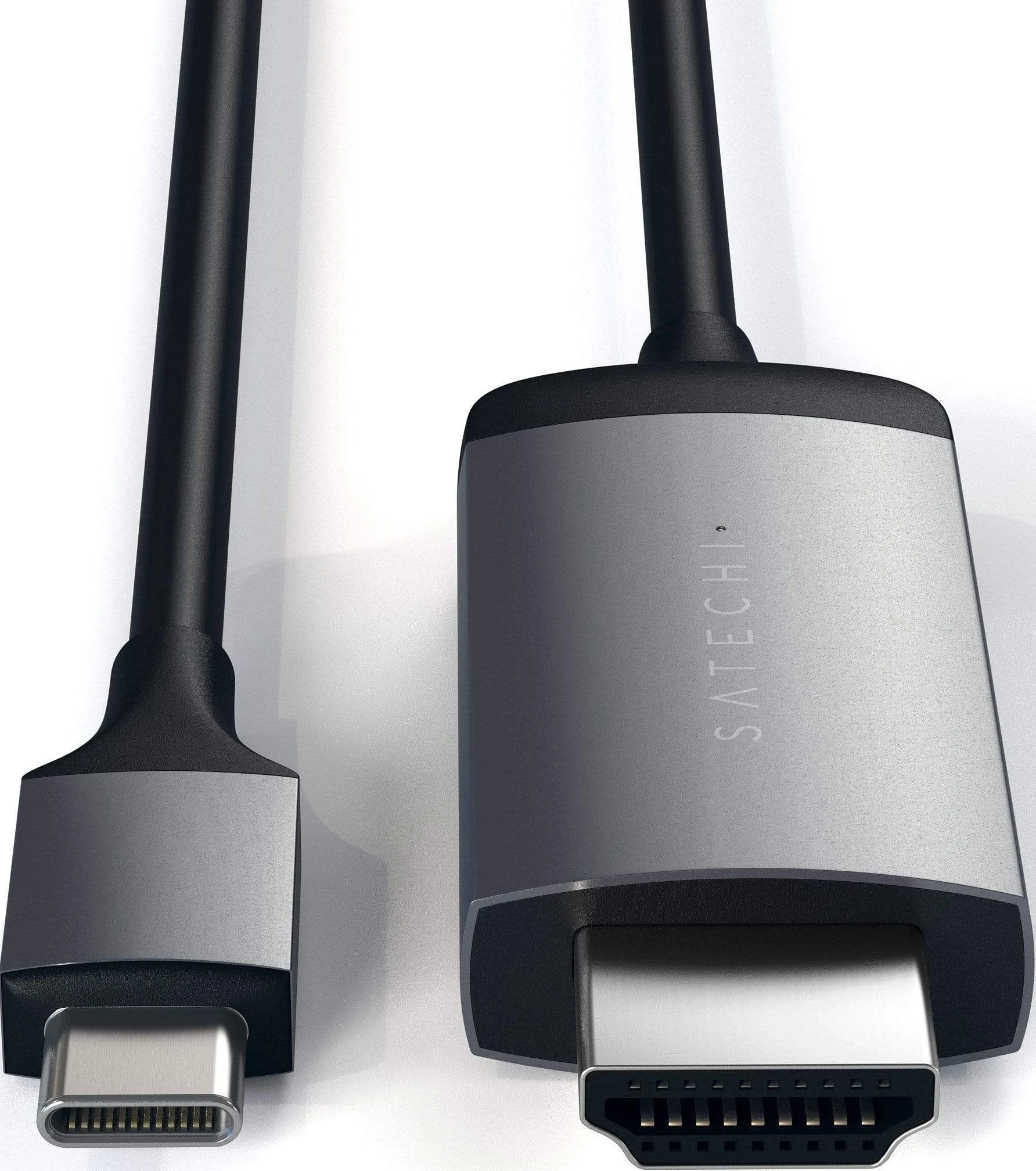 Schwarzes und silbernes Kabel mit USB-C- und HDMI-Anschlüssen. Hintergrund: weiß.