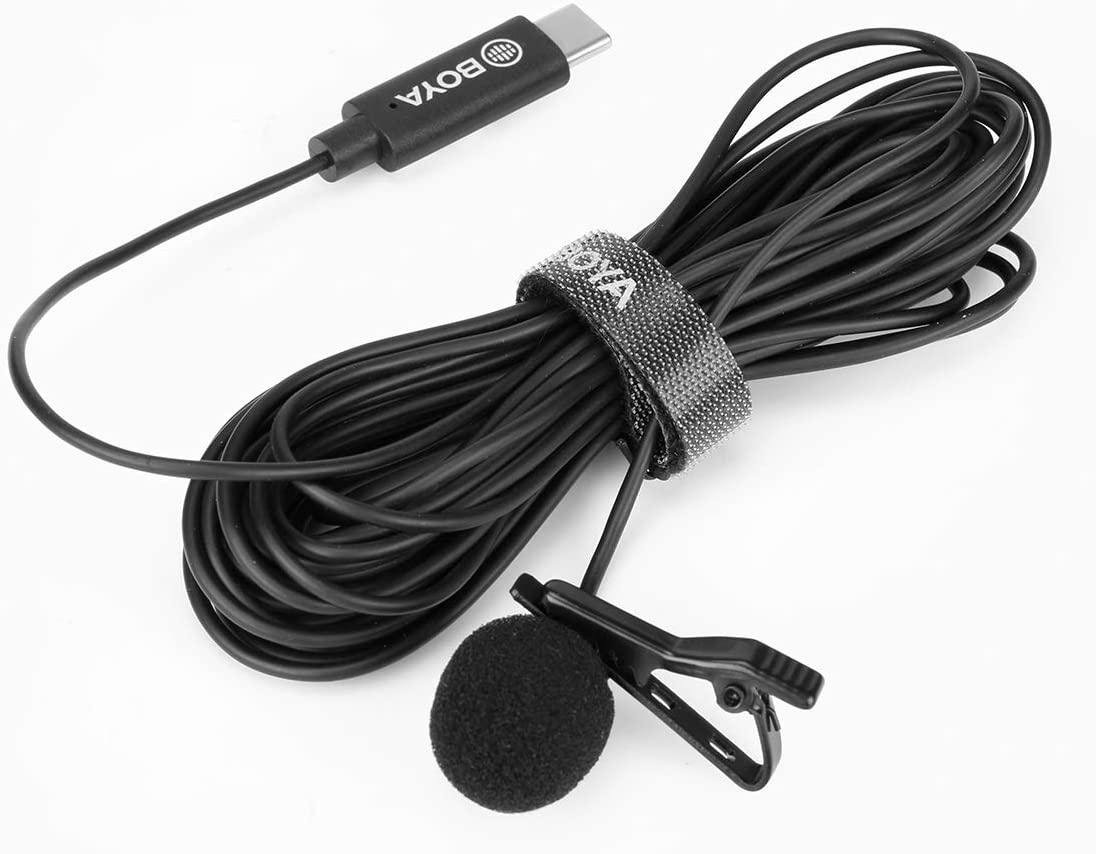 Microphone Boya noir. Avec pince, bonnette anti-vent et connecteur USB-C.