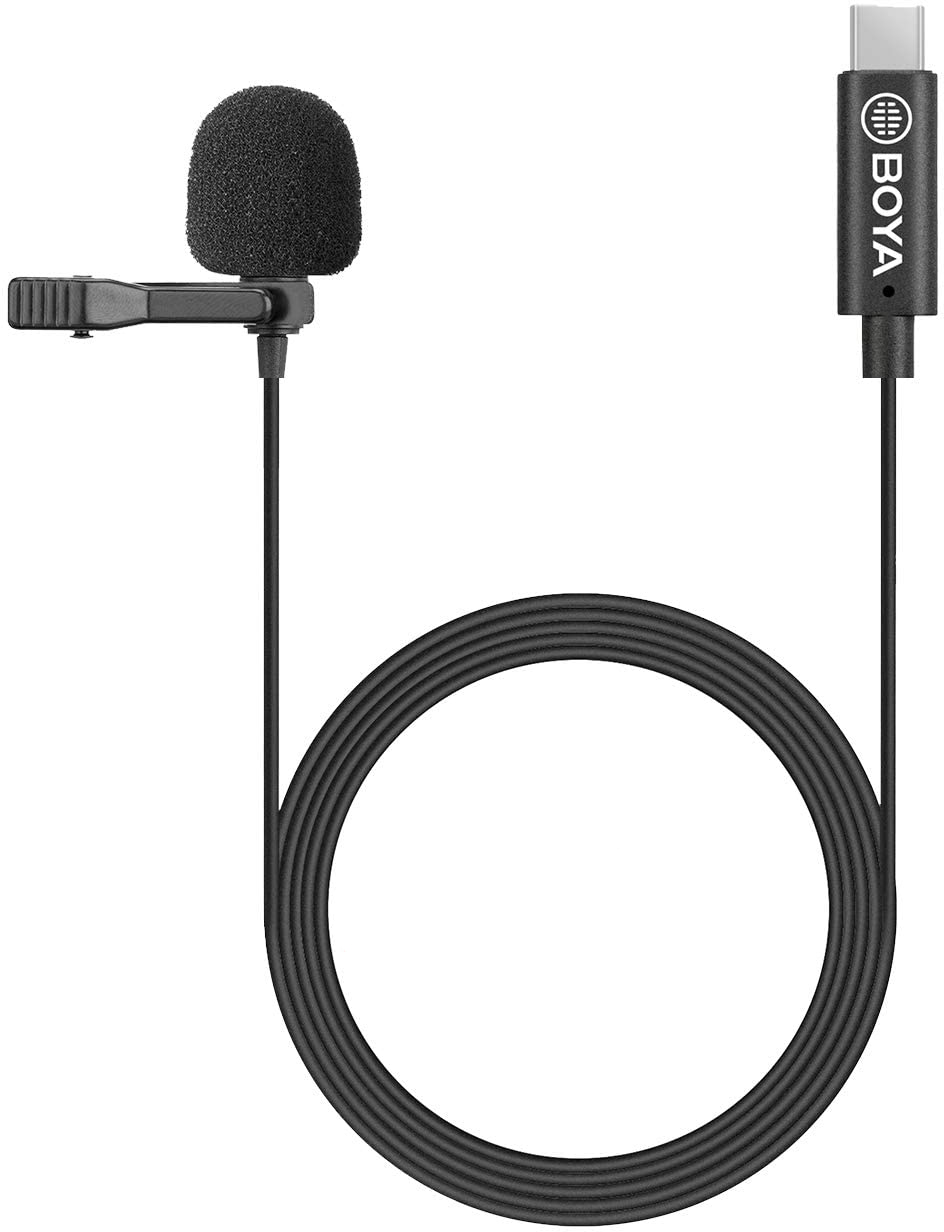 Un microphone Boya avec clip, housse en mousse et connecteur USB-C.