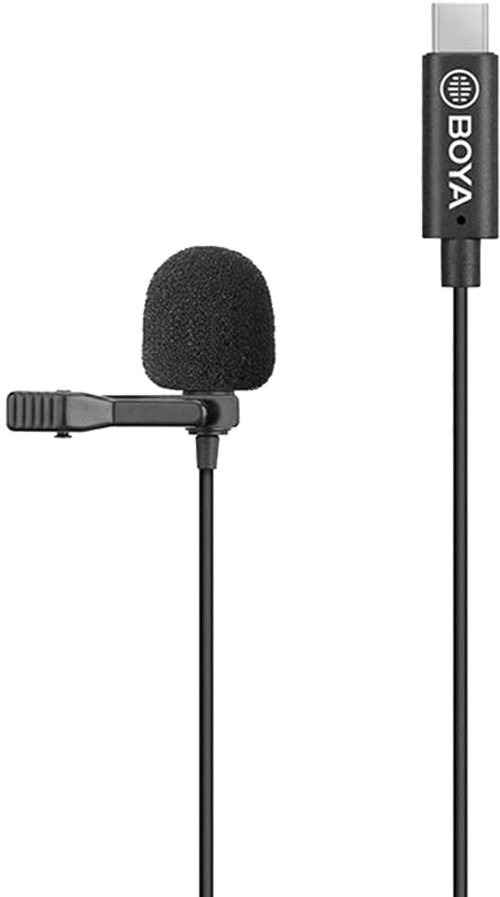 Un microphone cravate noir avec un câble et un connecteur USB-C. Le logo 'BOYA' est visible.