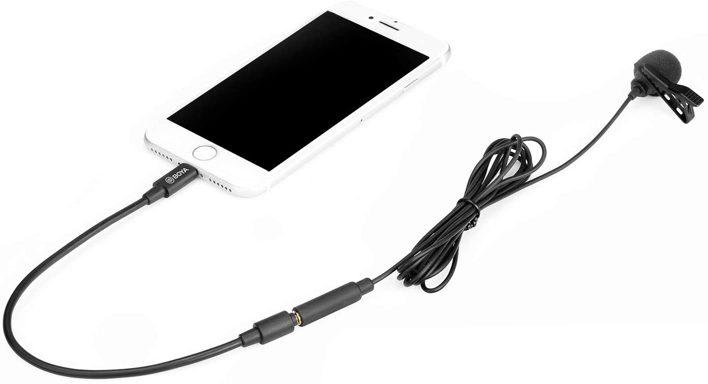 Un smartphone connecté à un microphone. Le microphone est noir.