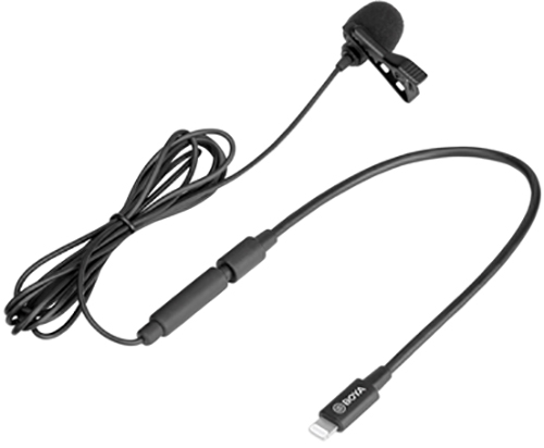 Microphone BOYA noir avec clip, connecté à un câble et un connecteur USB-C.