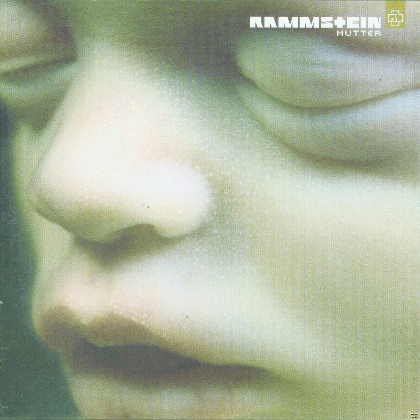 Pochette d'album avec un visage. Le nez et les lèvres sont mis au point, le fond est vert.