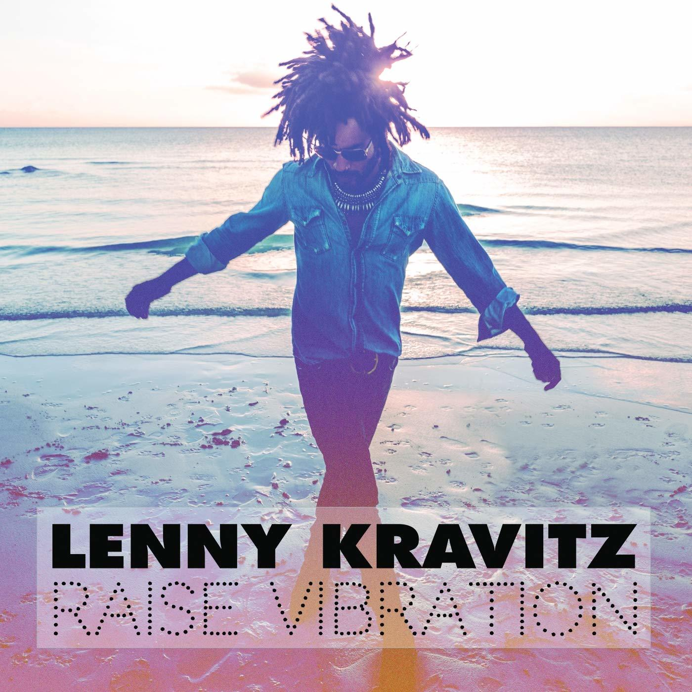 Lenny Kravitz a tengerparton áll, karjai nyitva. A képen a "LENNY KRAVITZ" és "RAISE VIBRATION" szavak olvashatók.