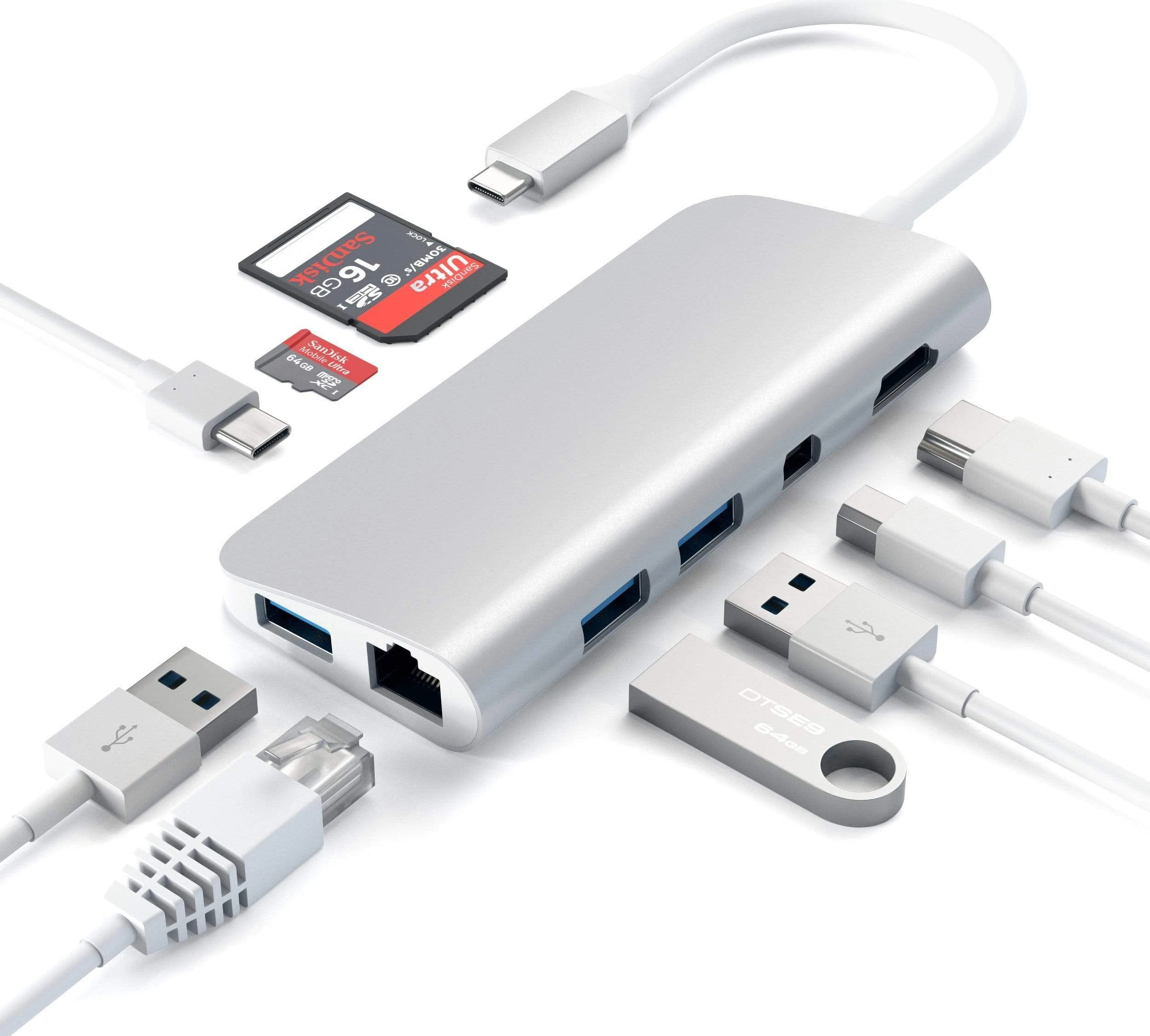 Un hub USB argentato con vari cavi e dispositivi collegati come schede SD e unità USB.
