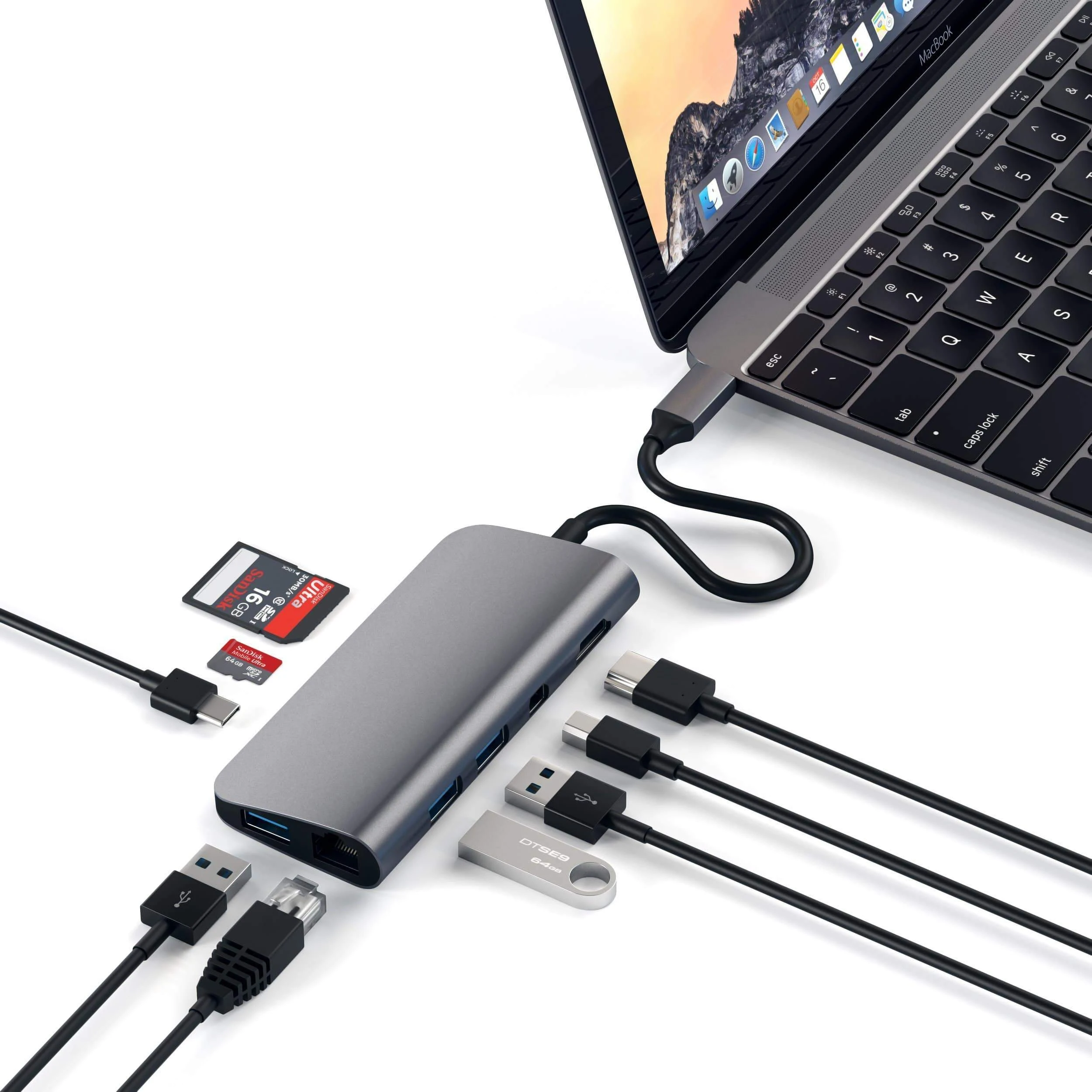 Ein grauer USB-Hub, der mit einem Laptop verbunden ist, mit verschiedenen angeschlossenen Geräten.